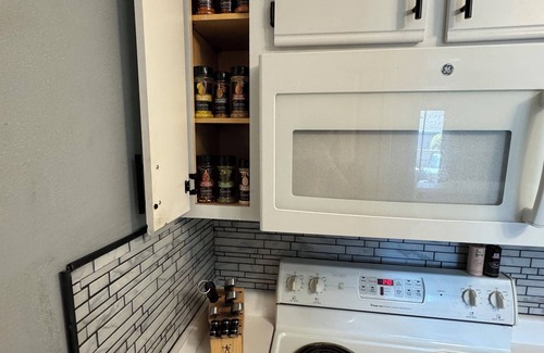 Cottonwood Condo | Charming & quiet 2-bedroom condo in gated community w pool, hot tub & gym!