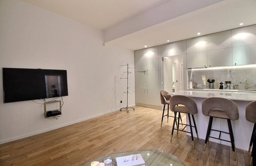 Les Halles Apartment | Charming & Quiet - 2 Bedroom, 1 Bath Apartment - Louvre & Rivoli