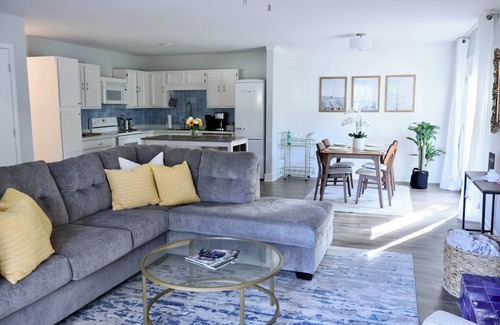 Ogden House | Charming, Quiet, Comfortable 2bd/2ba Home in lovely neighborhood EPIC backyard.