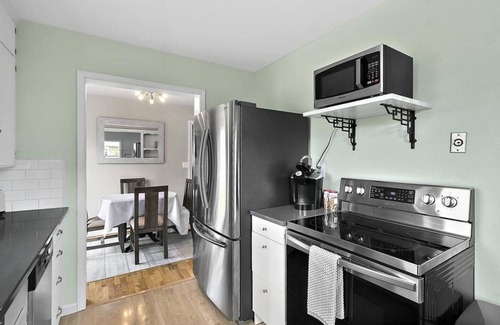 North End House | Charming quiet Point Ruston Northend Bungalow A/C & fenced yard