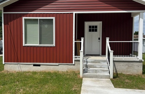 Elizabethton House | Charming Red on Starlight Drive