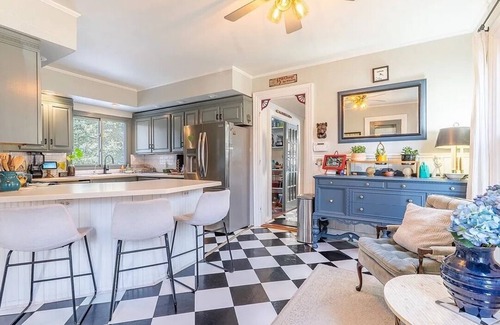 Naples House | Charming renovated farmhouse in Naples NY