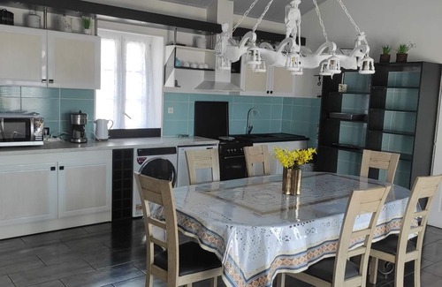 Brem Sur Mer Cottage | Charming Renovated Farmhouse with Private Garden, Near Fishing Pond, Trampoline, and BBQ