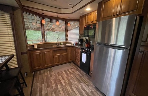 Rocky Top House | Charming rental in Rocky Top, TN-walking distance to Norris lake and marina!