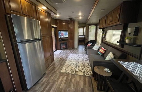 Rocky Top House | Charming rental in Rocky Top, TN-walking distance to Norris lake and marina!
