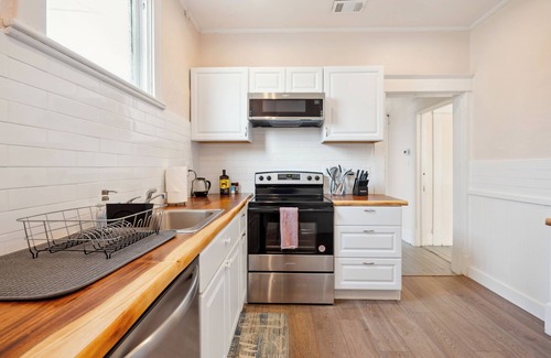 Metropolitan House | Charming Retreat 4BR w/Pool table + Board games