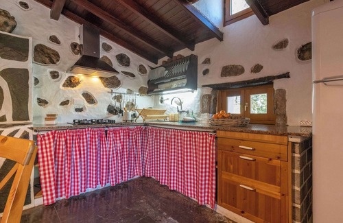 Moya House | Charming Retreat in Fontanales with Pool