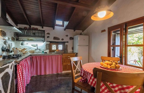 Moya House | Charming Retreat in Fontanales with Pool