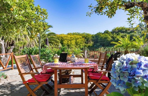 Moya House | Charming Retreat in Fontanales with Pool