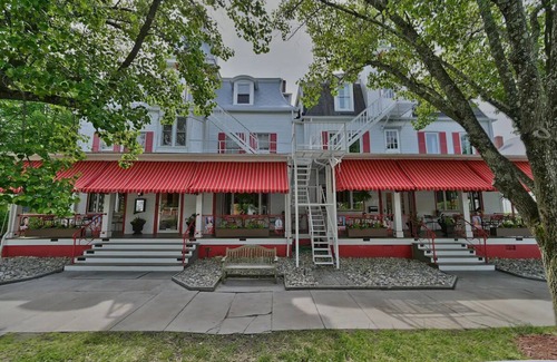 Milford House | Charming Retreat in Milford: Walking Distance to Local Attractions!