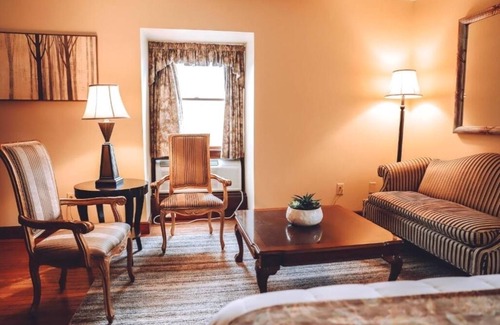 Milford House | Charming Retreat in Milford: Walking Distance to Local Attractions!