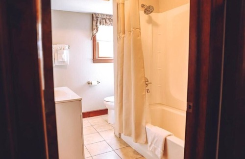 Milford House | Charming Retreat in Milford: Walking Distance to Local Attractions!