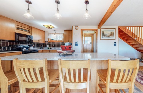 Intervale House | Charming retreat + loft w/deck, gas grill, private washer/dryer, and jetted tub