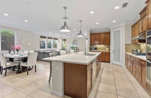 Eastvale House | Charming Retreat on Irisbend: Relaxation Awaits Near All Attractions #40848
