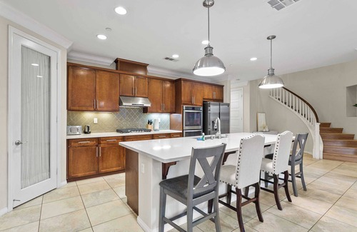 Eastvale House | Charming Retreat on Irisbend: Relaxation Awaits Near All Attractions #40848