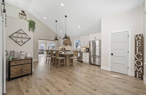 Stillwater House | CHARMING RETREAT! Over-looking Lake, Hot tub, WiFi, AC, Nearby Walking Trails