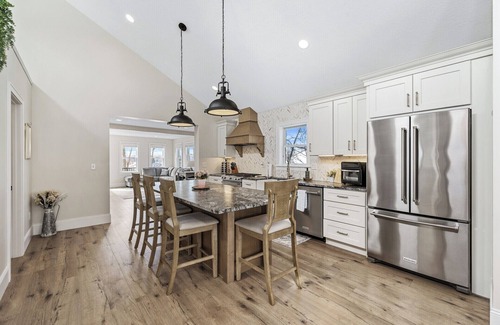 Stillwater House | CHARMING RETREAT! Over-looking Lake, Hot tub, WiFi, AC, Nearby Walking Trails