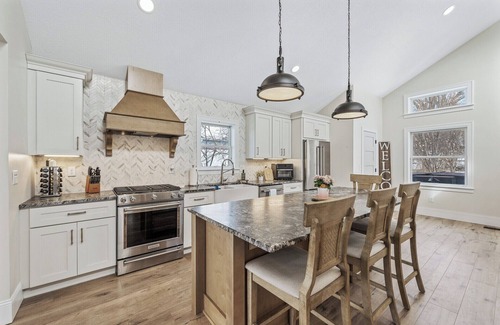 Stillwater House | CHARMING RETREAT! Over-looking Lake, Hot tub, WiFi, AC, Nearby Walking Trails