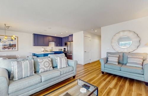 Chelan Condo | Charming Retreat W/Short Walk to Lake, Shared Pool/Hot Tub, & Large Balcony