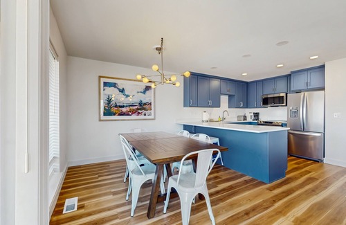 Chelan Condo | Charming Retreat W/Short Walk to Lake, Shared Pool/Hot Tub, & Large Balcony