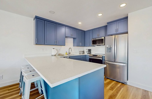 Chelan Condo | Charming Retreat W/Short Walk to Lake, Shared Pool/Hot Tub, & Large Balcony