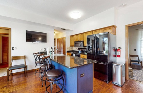 Palm Harbor House | Charming retreat with pool, dog friendly, centrally located near Gulf with WD