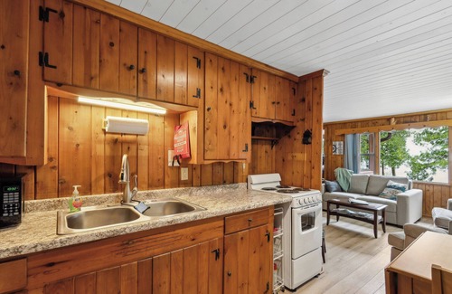 Sturgeon Bay Cabin | Charming Retro cabin- Waterfront and Screened in Porch- Nostalgic!