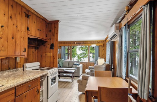 Sturgeon Bay Cabin | Charming Retro cabin- Waterfront and Screened in Porch- Nostalgic!