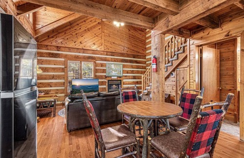 Townsend Cabin | Charming Riverfront Cabin* EV Chrg * Fish * Swim *