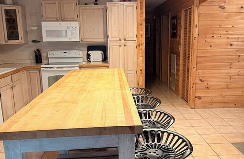 Branford House | Charming Riverfront Home in Branford with access to the Ichetucknee River.