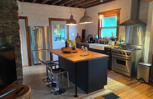 Damascus Other | Charming Riverside Retreat Getaway with Scenic Views
