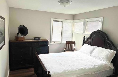 Dunbar Villa | Charming Riverside Villa - Golf - Airport - UBC