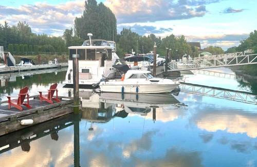 Dunbar Villa | Charming Riverside Villa - Golf - Airport - UBC