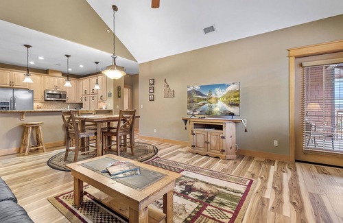 Coeur d'Alene Condo | Charming Riverstone Condo – Walk to Shops & Dining