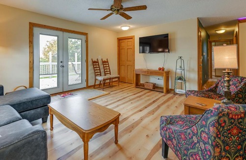 Mindoro House | Charming Rockland Retreat with Deck and Grill!