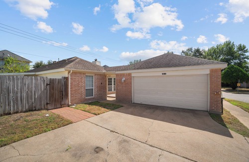 Greater Fondren Southwest House | Charming Room for Rent in Serene Neighborhood - Perfect for Professionals!