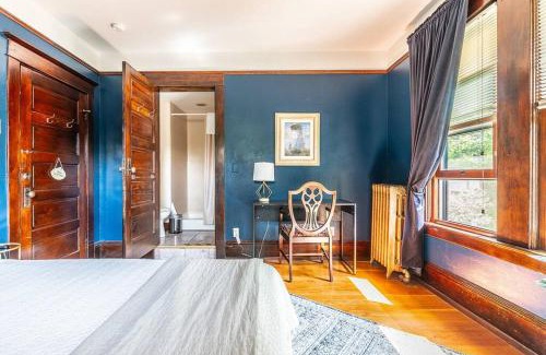 Broadway House | Charming Room in Historic BnB with Parking - Rm 5