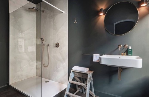 Historical Center Bruges House | Charming room with en suite bathroom - The Wallet