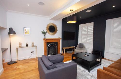 Kelvinbridge House | Charming Sandstone-Basement Apartment in West End