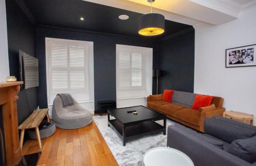 Kelvinbridge House | Charming Sandstone-Basement Apartment in West End