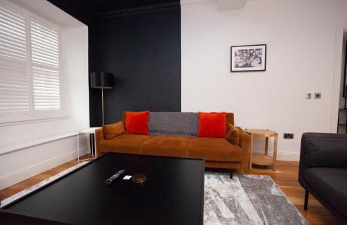 Kelvinbridge House | Charming Sandstone-Basement Apartment in West End