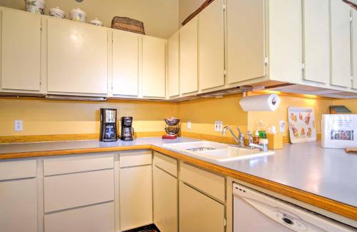 Saugatuck Apartment | Charming Saugatuck Condo with Private Deck and Grill!
