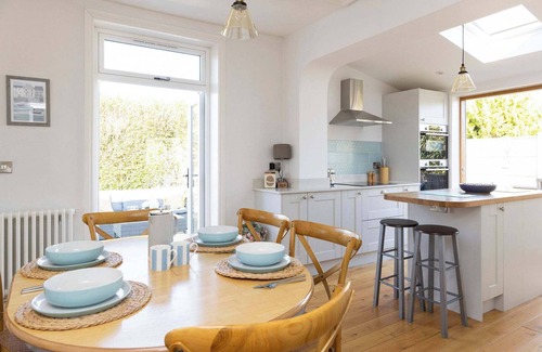 East Wittering House | Charming Seaside Cottage - 5-Min Walk to Beach