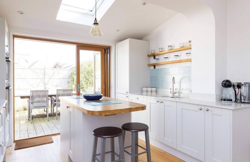 East Wittering House | Charming Seaside Cottage - 5-Min Walk to Beach