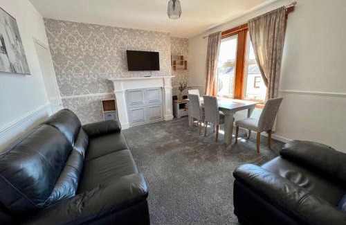 Broughty Ferry Apartment | Charming Seaside home Sleeps 4 with free parking