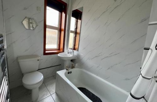Broughty Ferry Apartment | Charming Seaside home Sleeps 4 with free parking