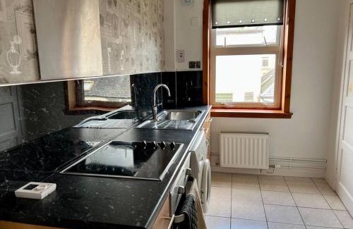 Broughty Ferry Apartment | Charming Seaside home Sleeps 4 with free parking