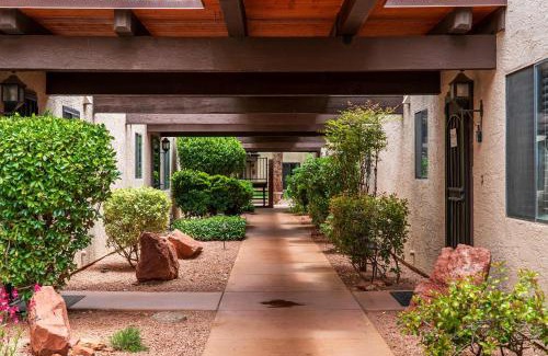 Oak Creek House | Charming Sedona Stay with Community Spa & Pool