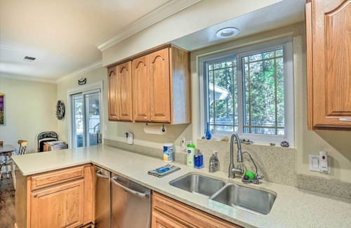 Lakehead-Lakeshore House | Charming Shasta Lake Retreat: Boat, Hike & Fish!