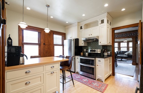 Shorewood House | Charming shorewood house near shops, free WiFi & Parking